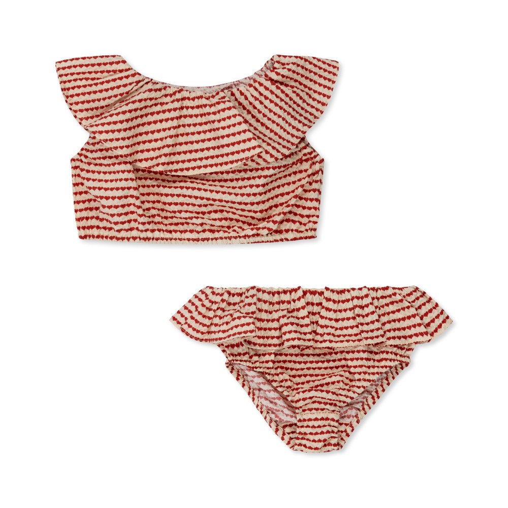 KS5263-MILLI-SUMMER-SET-HEART-ON-A-STRING-Main Mädchen-Bikini-Set, creme-rot, Herzmuster, Rüschen, zweiteilig, ärmelloses Oberteil mit Volants, Bikinihose mit elastischem Bund.
