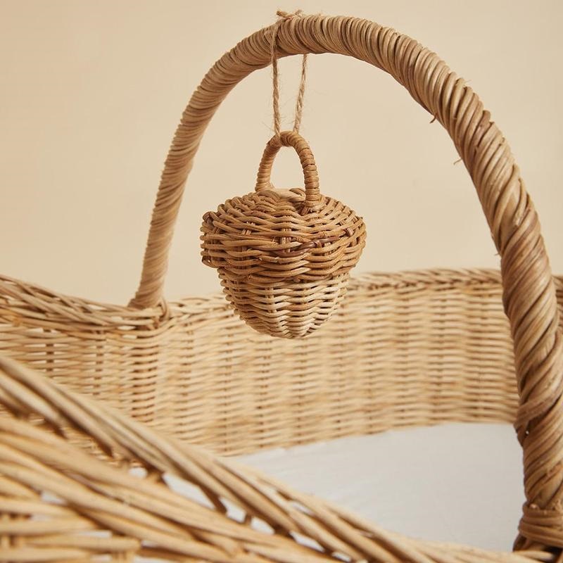OE-Acorn-Rattle-Rattan-02_800x Weidenkorb, naturfarben, mit Hängeornament in Eichelform, geflochten aus hellem und dunklerem Weidenmaterial.