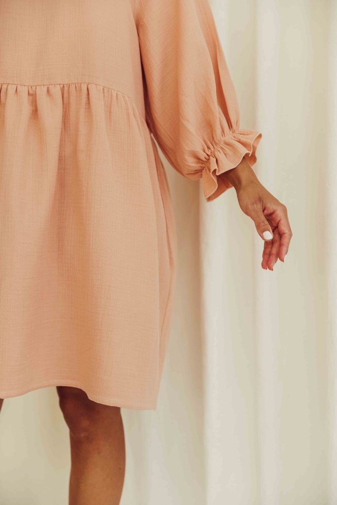 liss23_075_W_lilou-dress_peach_closeup1 Kleid, apricot, lange Ärmel mit Bündchen, weiter Schnitt, leichter Stoff