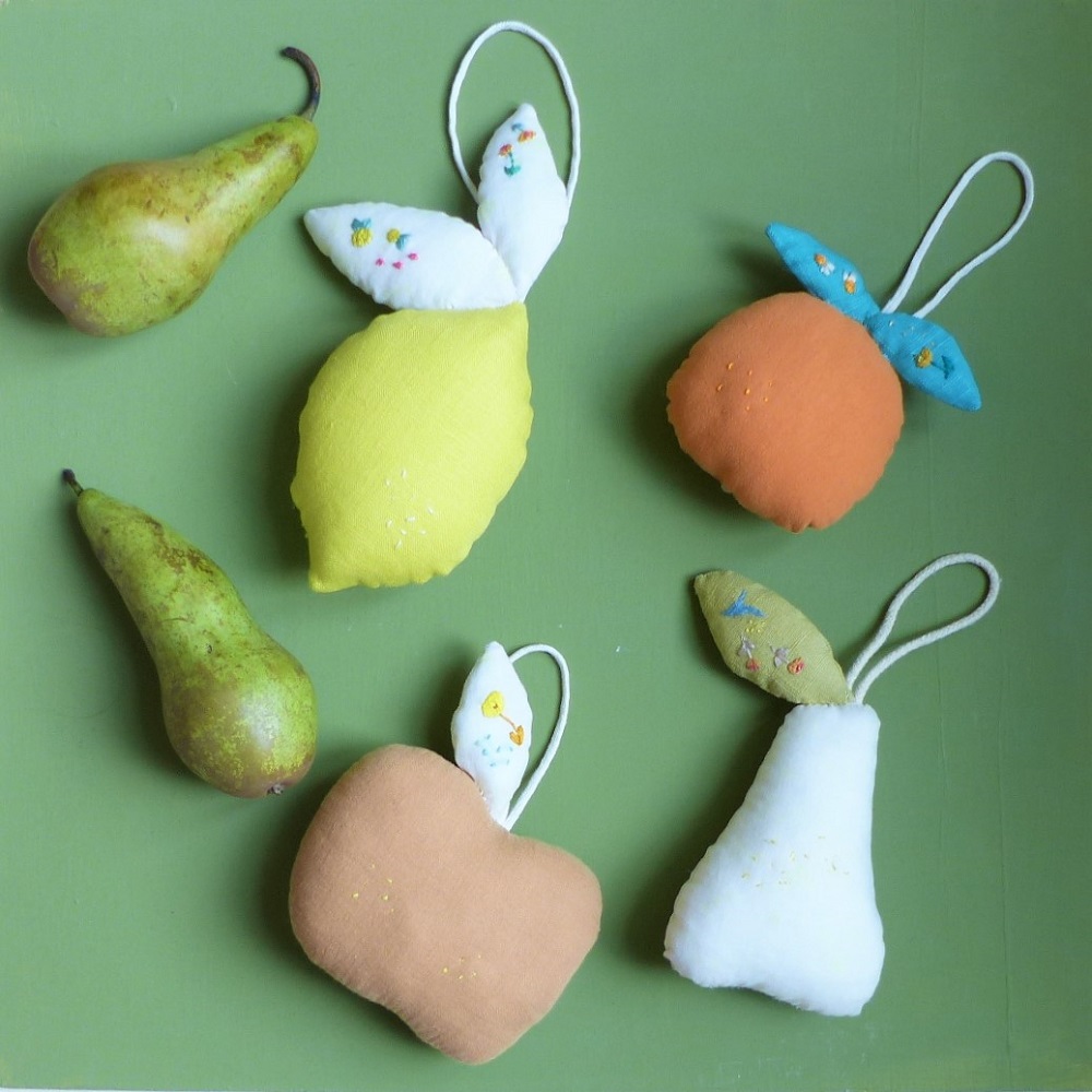 P1230217 Stoff-Früchte-Anhänger, Birnenform grün, Weiß, Orange, Apfelform Braun, Zitronenform Gelb, bunte Stickereien, Schlaufen zum Aufhängen.