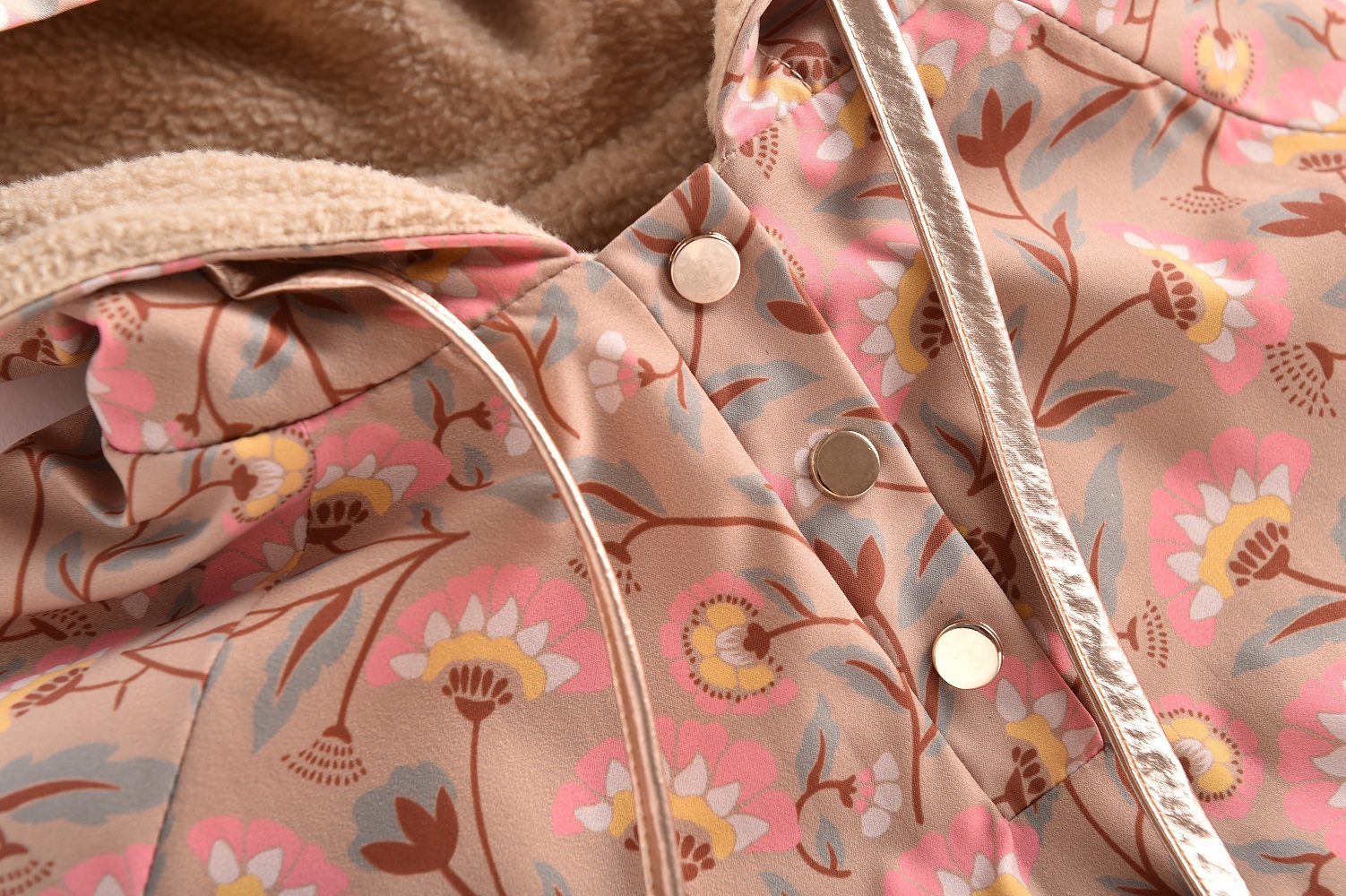 Girls-Raincoat-Mara-KhakiFolkFlowers-7 Jacke, beige, blumiges Muster, rosa-weiß-gelbe Blumen, Druckknöpfe, Kapuzenfutter aus Teddy-Plüsch, Paspel in Metallic-Optik.