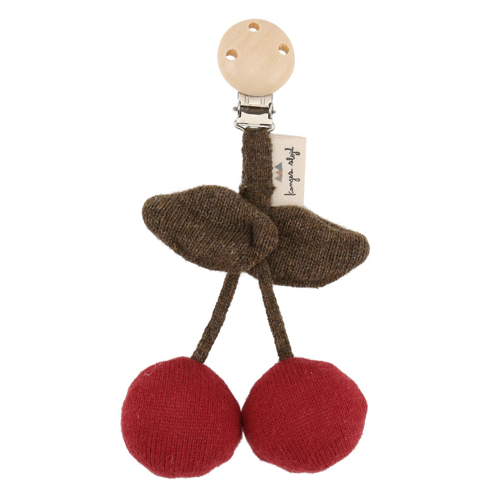 16278-CHERRY-PRAM-TOY-RED Kirschförmiger Schnullerhalter, rote Strickkirschen, braune Strickleaves, Holzclip, Labelanhänger.