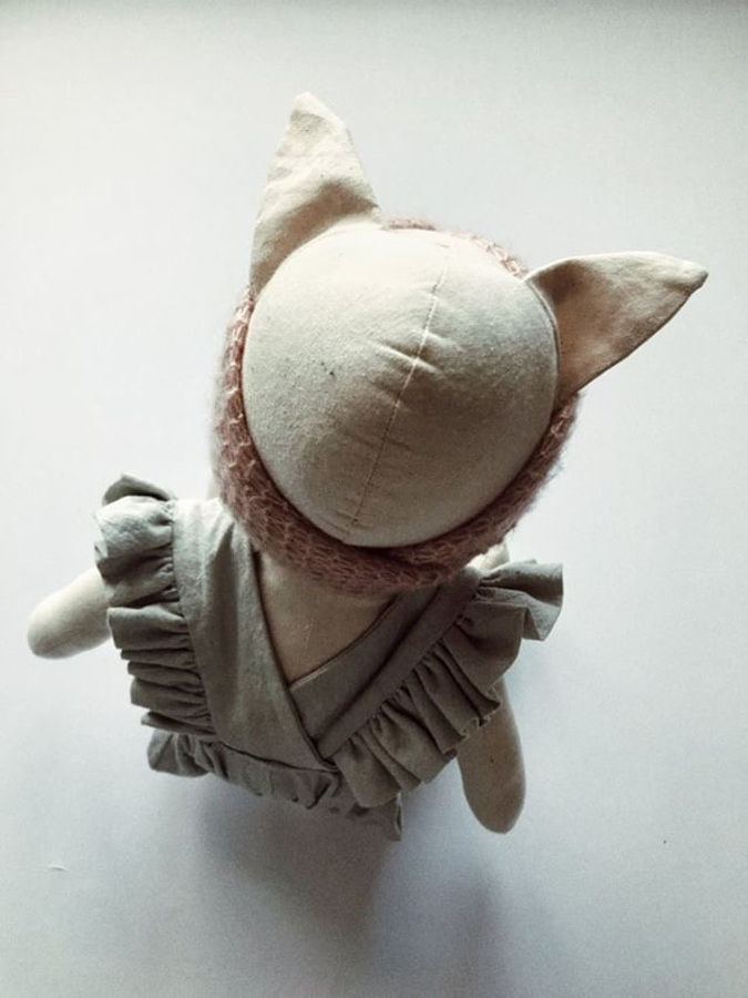 IMG_4633 Stoffpuppe, cremefarben, Ohren, rosa gestrickter Kragen, Rüschenkleid, ärmellos.