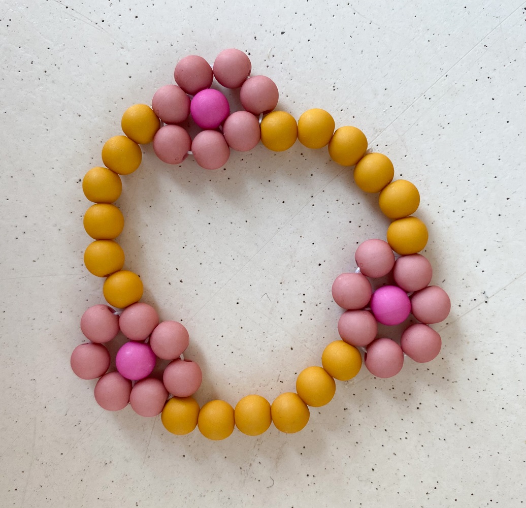 IMG_4928 Armband, bunte Perlen, Blumenform, Farben: Rosa, Pink, Senfgelb.