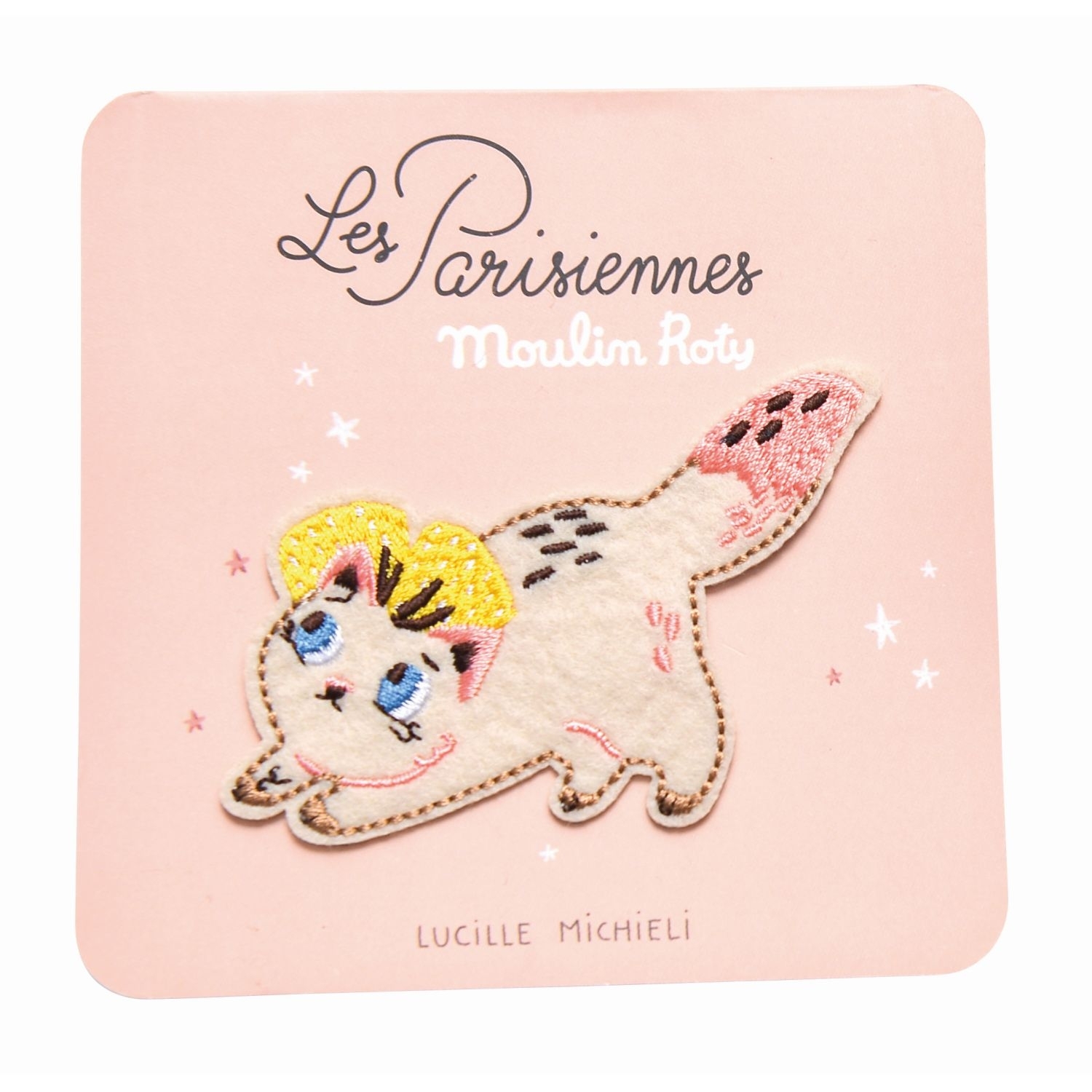 MR642548-Bestickter-Aufnaeher-Katze-1 Aufnäher Katze, cremefarben, blaue Augen, gelbe Mütze, rosa Schwanzspitze, Hintergrund rosa mit Text "Les Parisiennes Moulin Roty", Künstlername "Lucille Michieli".