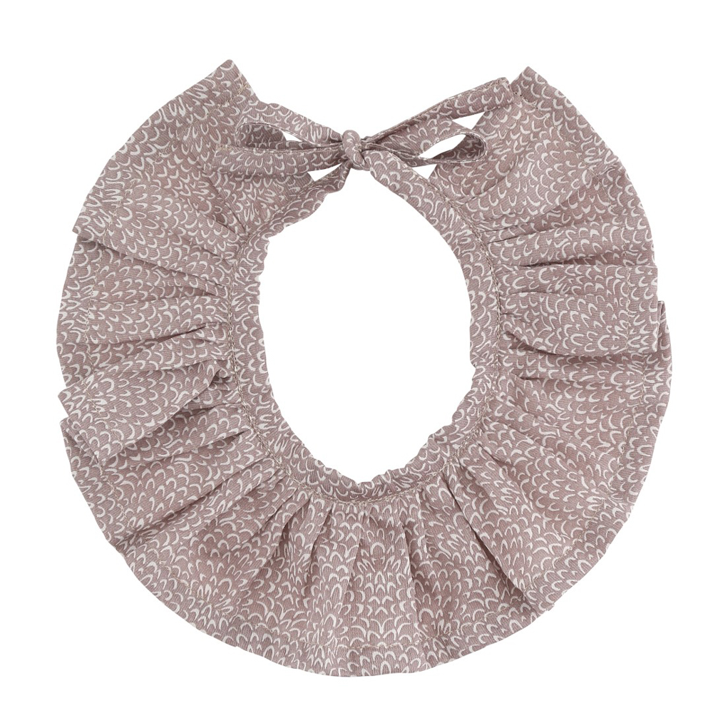 16108-GIRLS-COLLAR-OLD-IRON Runder Baby-Latz, braun, weißes Muster, Rüschen, Schleife hinten.