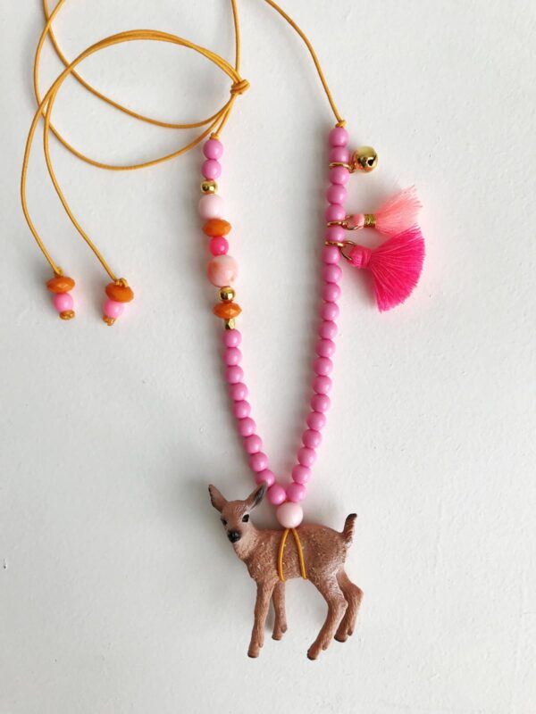IMG-20190128-WA00331-600x800 Kette aus rosa Perlen, braunes Rehkitz-Anhänger, gelb-oranges Band, goldene Akzente, rosa Quasten.