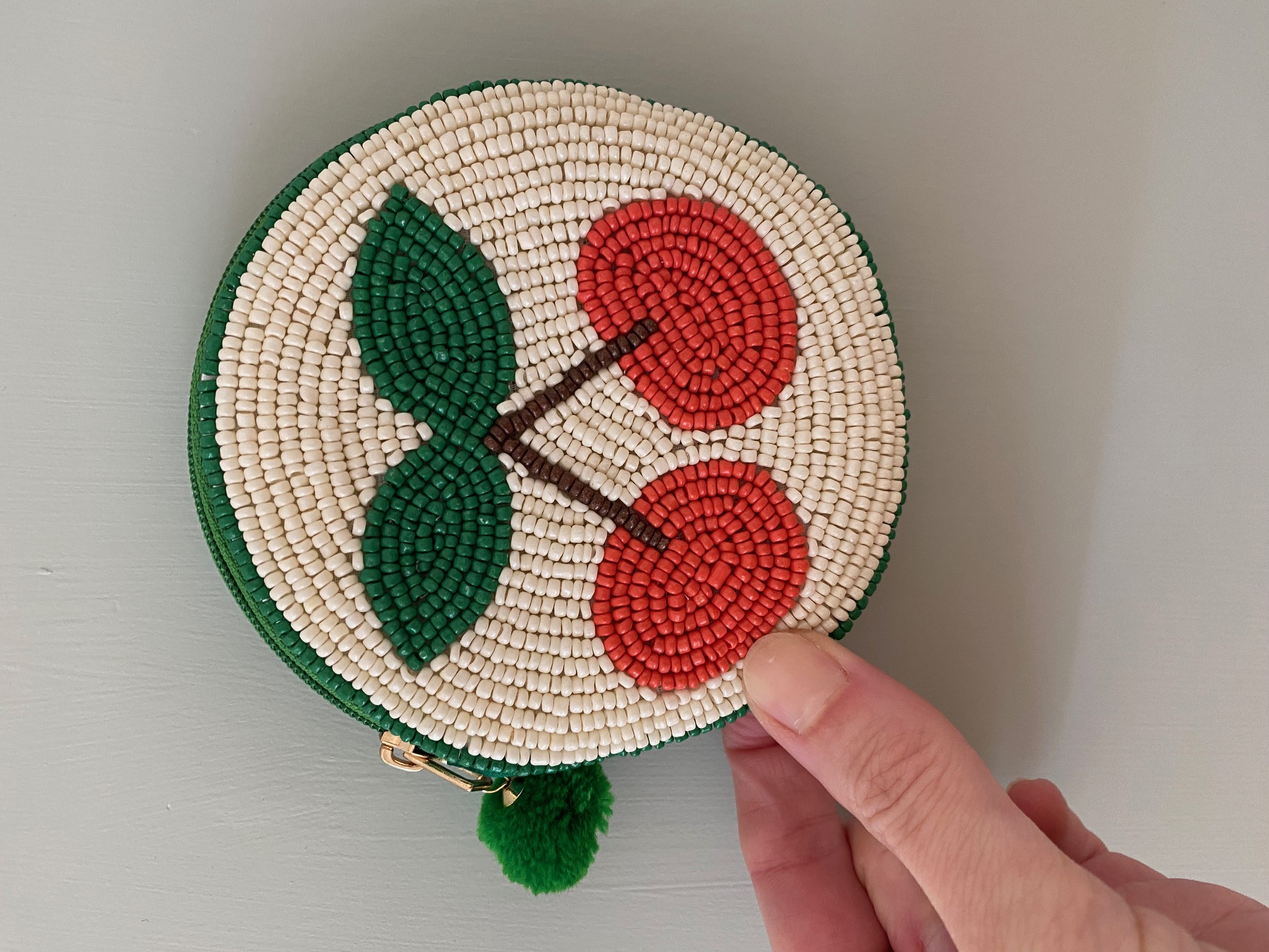 Kleines Etui mit Perlen rund mit Kirsche