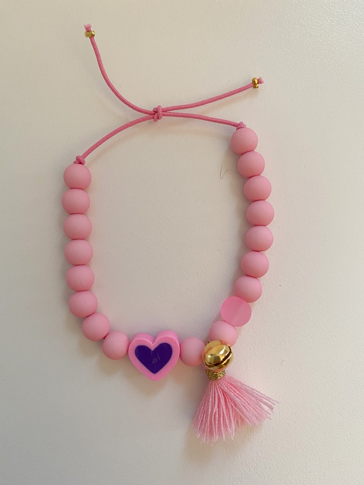 IMG_5227 Rosa Armband, runde Perlen, violettes Herzmotiv, goldene Perle, rosa Quaste, verstellbares Band.