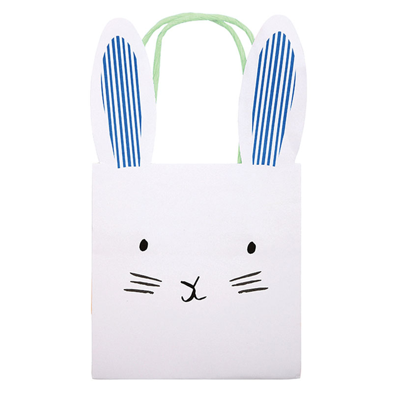 453107c Papiertragetasche, weiß, Hasengesicht, aufgedruckte Schnauze und Augen, lange Ohren mit blauen Streifen, grüne Tragegriffe.