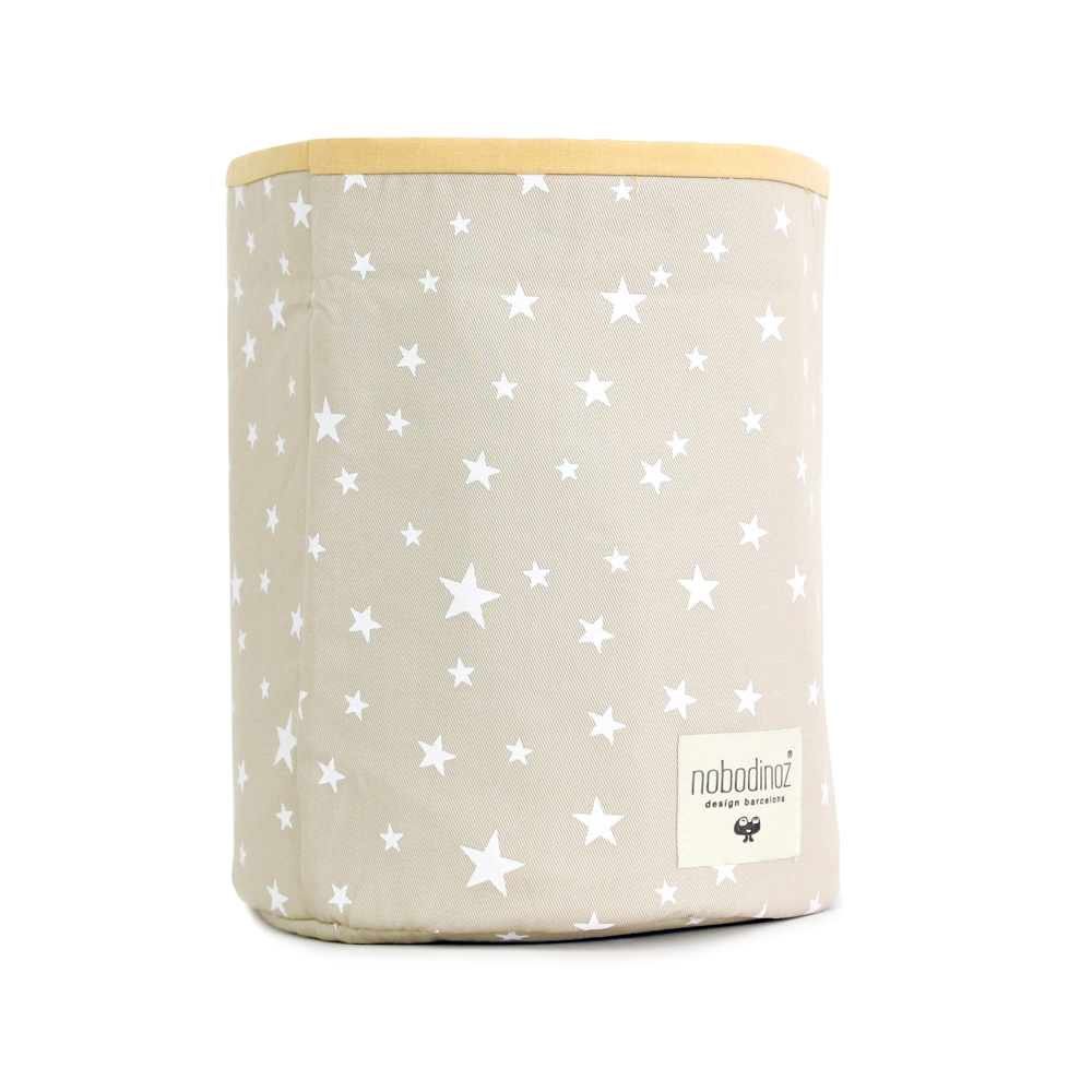 mambo_basket_stars_sand_white_nobodinoz_15767fc5c439ad Wäschesack, beige, weiße Sterne, Markenlogo "nobodinoz", gelber Rand.