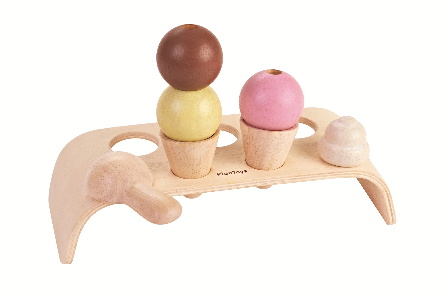 4003486e Holzspielzeug, Eisdiele, Stand, drei Eiskugeln in braun, gelb, rosa, zwei Eiswaffeln, Eiskelle, natürliche Holzfarbe, minimalistisch, PlanToys-Label integriert.