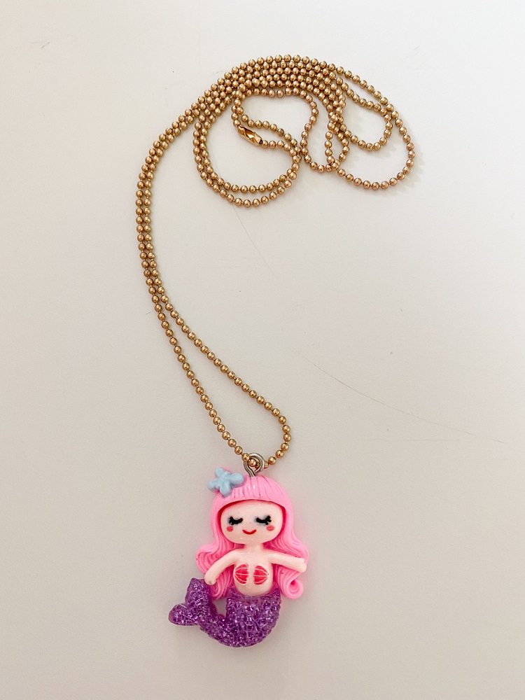 IMG_8019_jpg Kette mit Kugelgliederkette, Anhänger Meerjungfrau, rosa Haare, lilafarbene Flosse, blauer Haarschmuck.