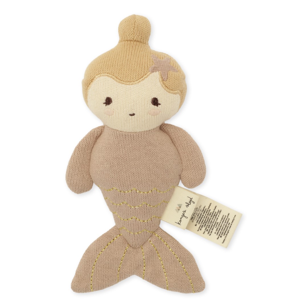KS3133-MINI-MERMAID-ROSE-Extra-0CgF0PA3gzVErQ Stoffpuppe Meerjungfrau, beige, gestrickt, lächelndes Gesicht, blonde Haare, Seestern-Haarspange, Fischschwanz mit gelben Details, angenähtes Etikett.