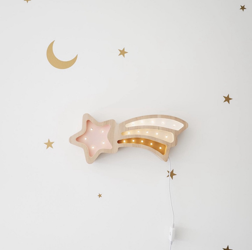 image_05063f40-f162-41d3-8d19-0bae619abaf3_1024x1024-2x Wandlampe, Sternschnuppenform, Holzoptik, LED-Lichter, rosa Stern, goldene und weiße Streifen, Kabel weiß, Mond- und Sternaufkleber.