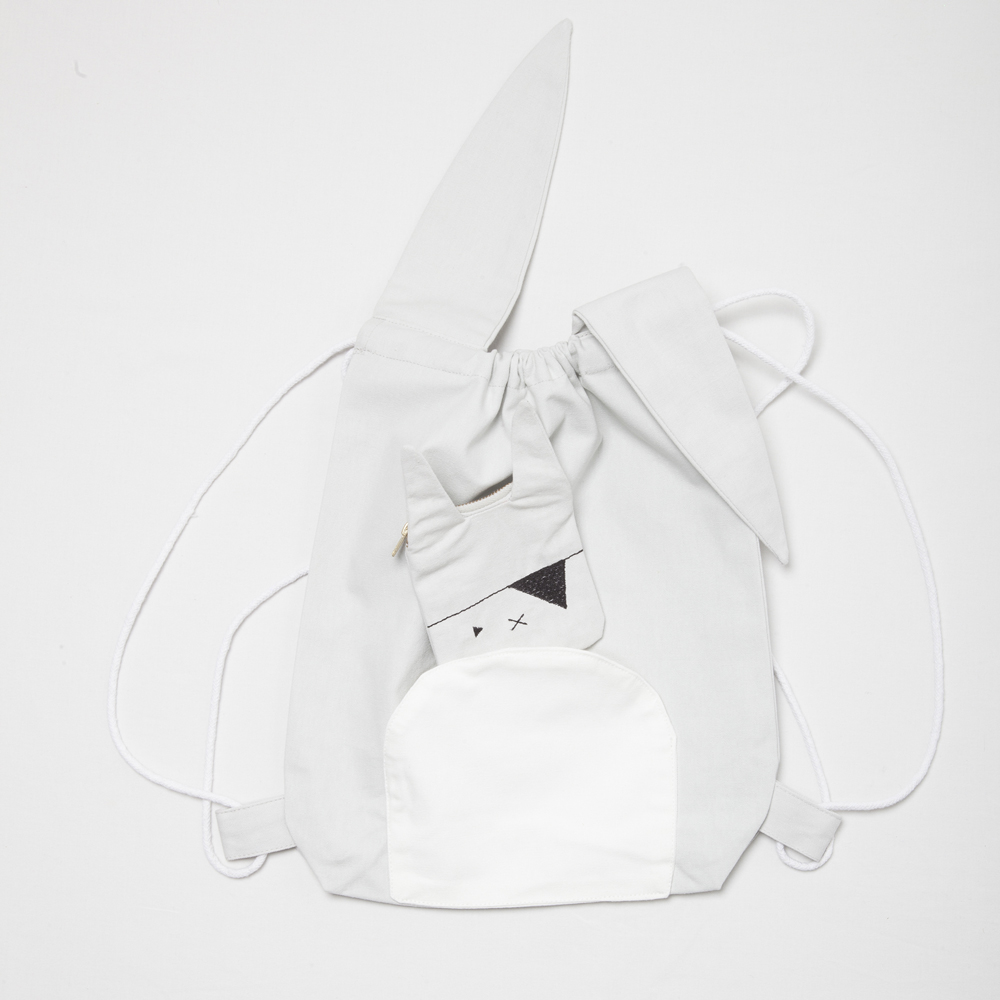 set-pirate Beutelrucksack, hellgrau, Hasengesicht-Aufdruck, lange Hasenohren, Kordelzug, Fronttasche, weißer Akzent.