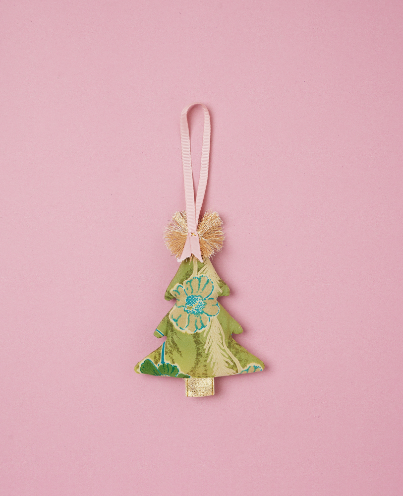 Spruce-SILK-Ornament-Lime Weihnachtsbaumanhänger, Stoff, grün mit Blumenmuster, rosa Aufhängeschlaufe, goldene Schleife, rosa Hintergrund.