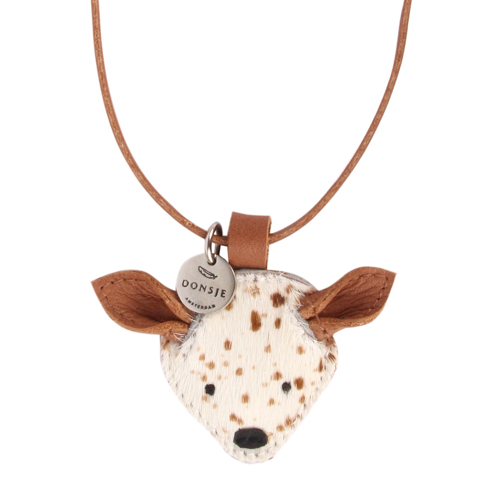 Wookie-necklace-Bambi-01 Braune Lederschnur, Anhänger in Tierkopf-Form mit weiß-braunen Punkten, Ohren aus Leder, kleines metallenes Etikett mit "Donsje"-Logo.