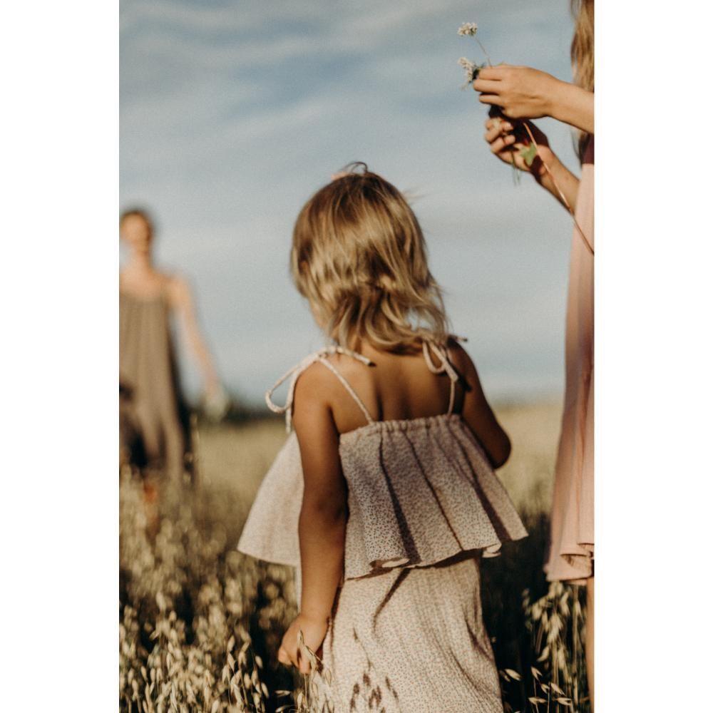 Kleid, Kindergröße, helles Beige, Spaghettiträger, gewellter Saum.