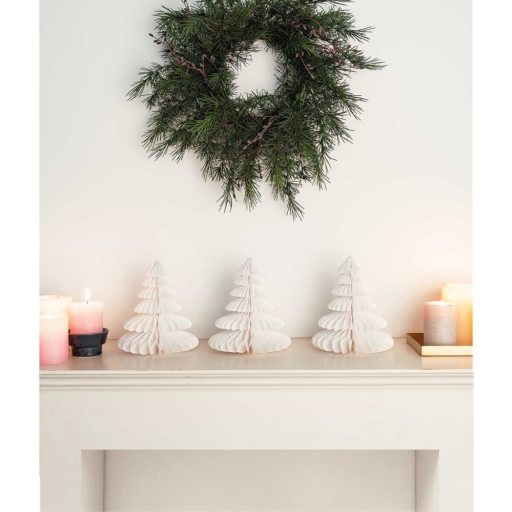99001-69-16_aw_3 Papier-Weihnachtsbäume, weiß, gefaltet, drei Stück; Kerzen, rosa, beige; Tannenzweiggirlande, rund, grün