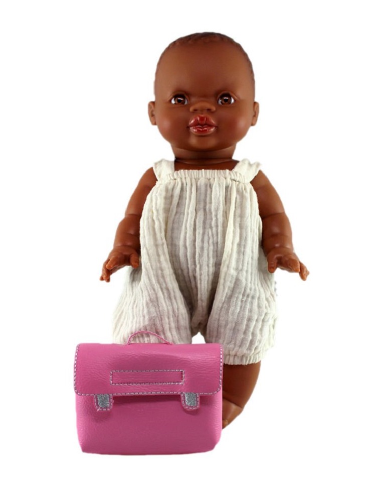 cartable-rose-poupee-paola-reina-768x9812Tq6YNDE1nSTB Puppe, braune Haut, lockiger Haaransatz, weißer Leinen-Strampler, rosa Tasche mit Griff.