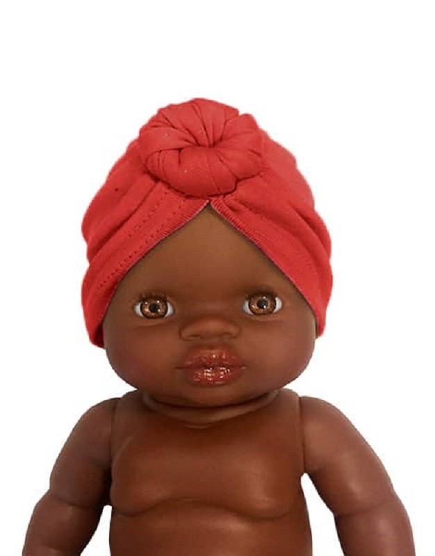 turban-brique Puppe, dunkle Haut, rote Turban-Mütze, glänzende braune Augen, detaillierte Gesichtszüge, ohne Kleidung.