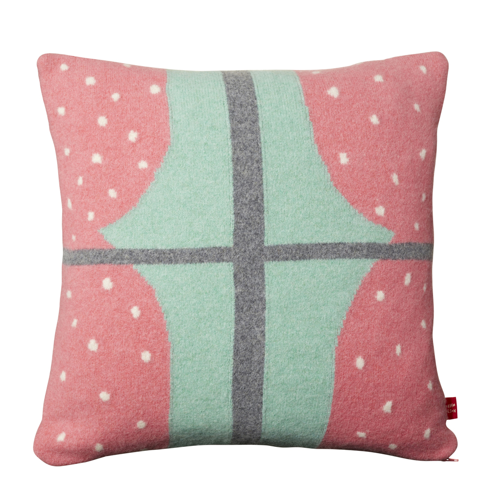 Cushion-Window-Cushion-Pink Kissen, quadratisch, rosa und grün, geometrisches Muster, graue Kreuzlinien, weiße Punkte, weiche Textur.