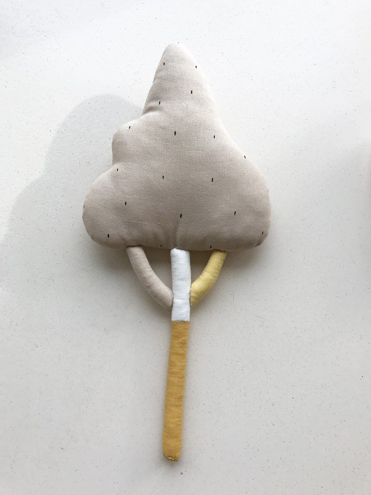 IMG_1343 Plüschkissen in Form eines Eis am Stiel; cremefarbene Wolkenform mit feinen schwarzen Punkten; Stiel in beige, weiß und gelb.