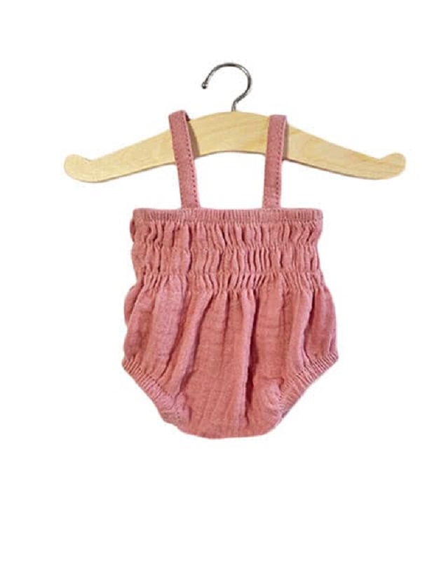 Alix-rose Baby-Strampler, rosa, Rüschen, Spaghettiträger, Holzkleiderbügel.