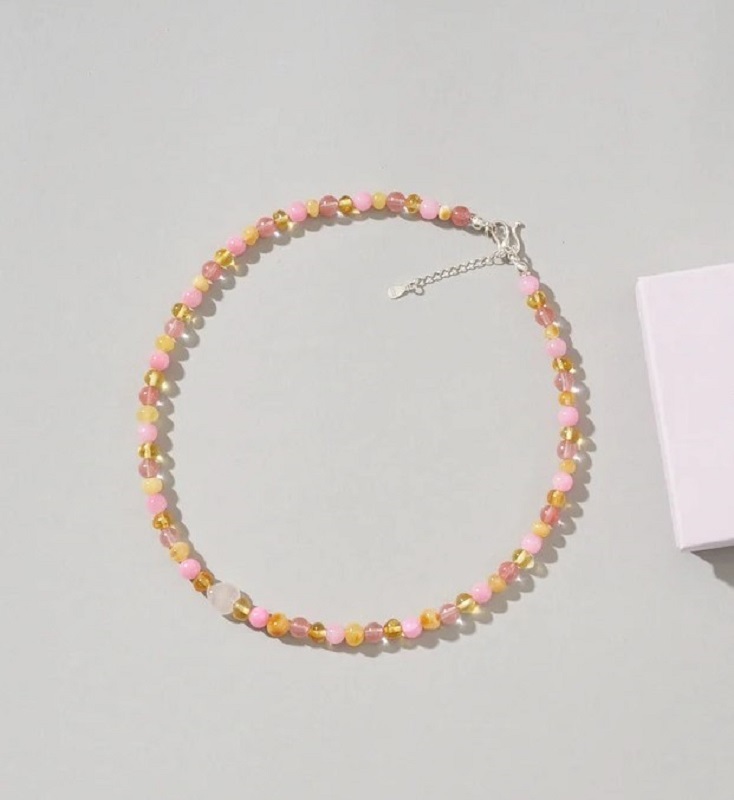 Bondi-Silver-necklace-adult-2 bunte Perlenkette, Farben: rosa, gelb, silberner Verschluss, justierbar, rundes Design