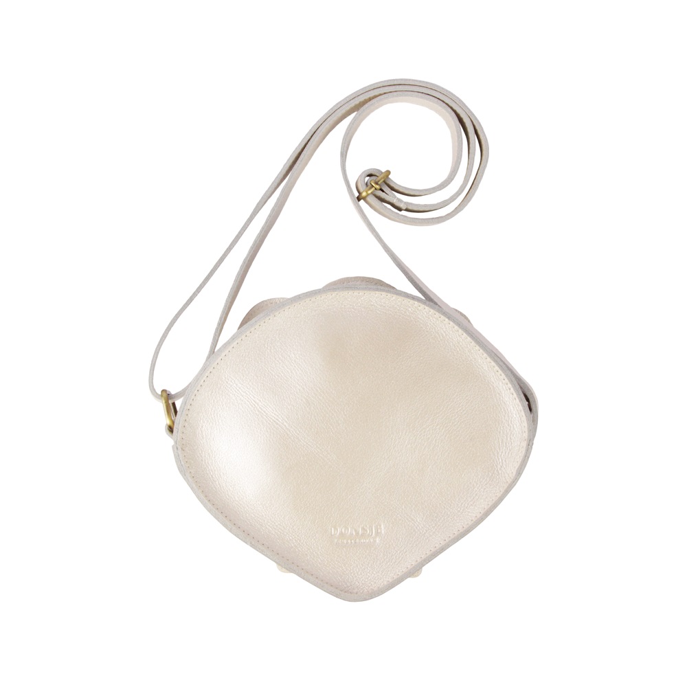 Shelly-Moon-Scallop-Back Kleine runde Umhängetasche, beige Leder, geprägter Schriftzug, längenverstellbarer Riemen, goldfarbene Metallteile.