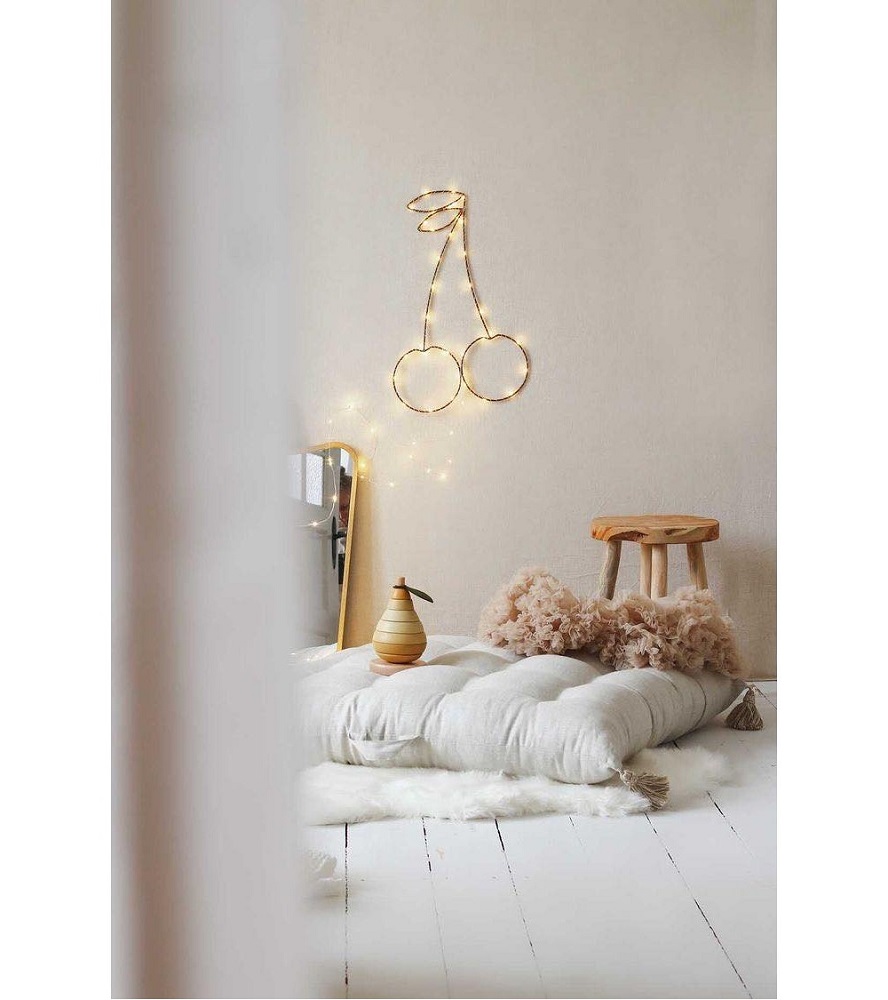 lniany-materac-z-chwostami-naturalny-bez-6 LED-Wanddekoration, Kirschen-Motiv, warmweißes Licht, minimalistische Gestaltung, hängend an cremefarbener Wand.