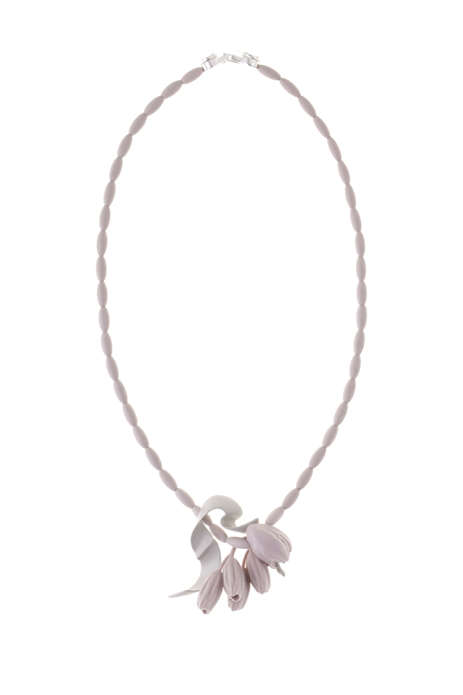 EKJEWSS15_SFN012 Kette, hellrosa, ovale Perlen, floraler Anhänger mit Blüten, silberfarbener Verschluss.