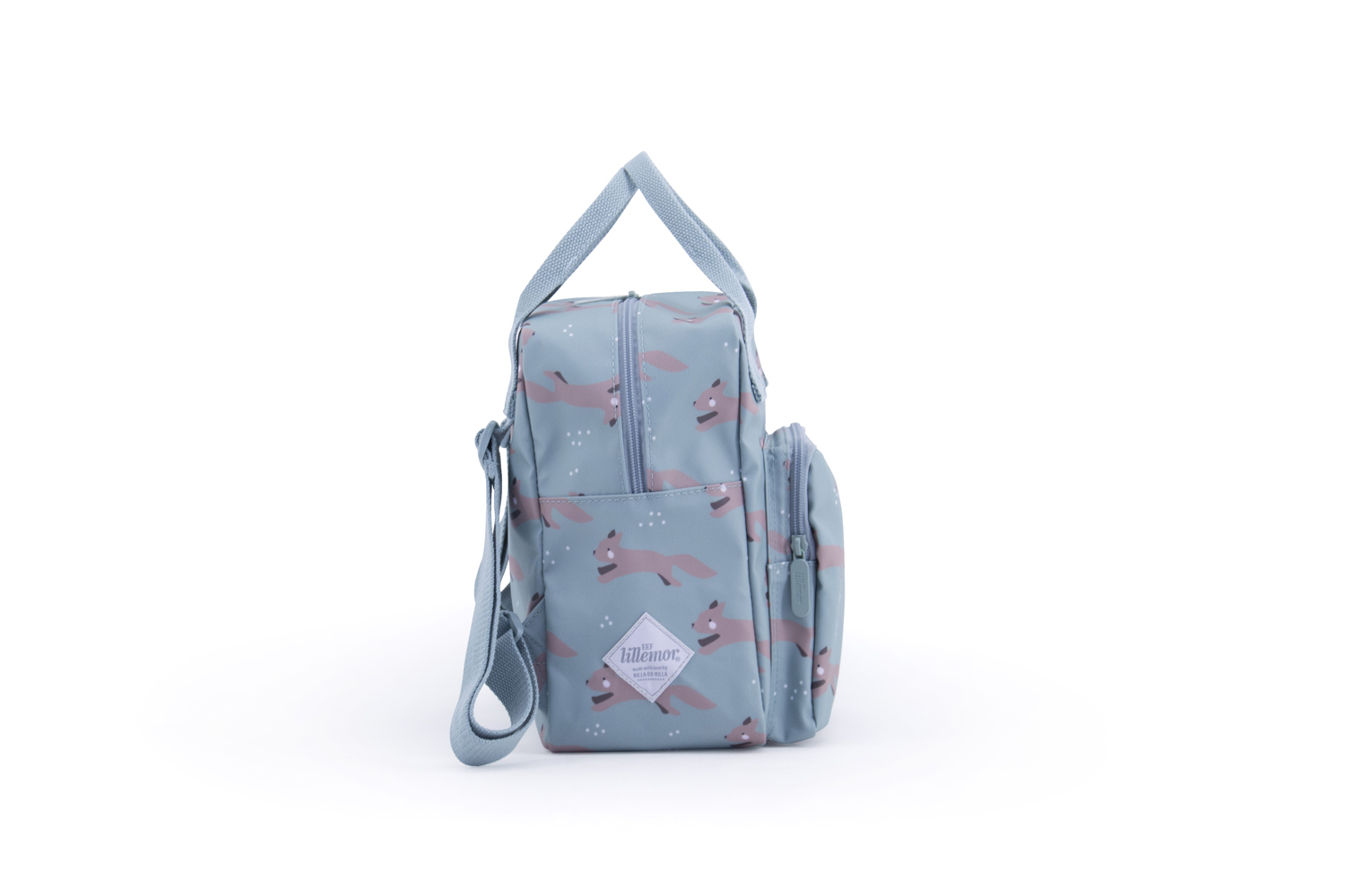RGR_EefLillemor_backpack-fox_Blue_side Rucksack, hellblau, Fuchsaufdruck, verstellbarer Schultergurt, Reißverschlusstasche, seitliches Fach, Tragegriff, quadratisches Logo-Label.