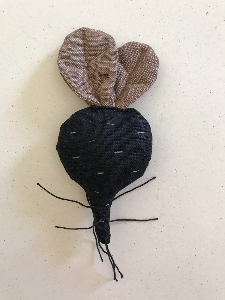 IMG_5421 Stoffspielzeug, Rübe, dunkelblau, beiger Stoff für Blätter, gestickte Linien, schwarze Fäden als Wurzeln.