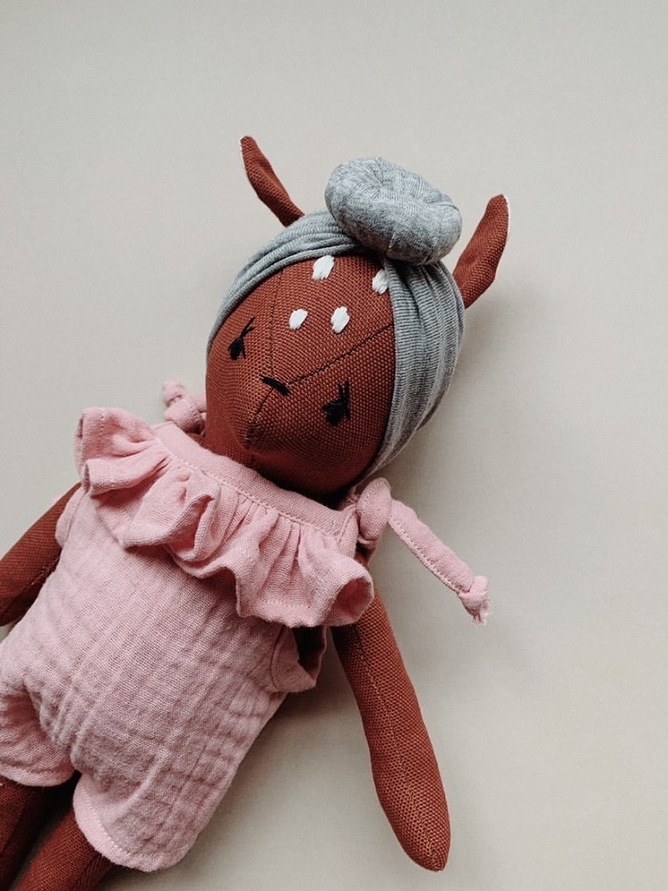 BBE4D290-3BF4-4279-92BF-3245E254D777-002 Stofftier Reh, braun, grauer Turban, rosa Rüschenkleid, weiße Punkte auf Stirn.