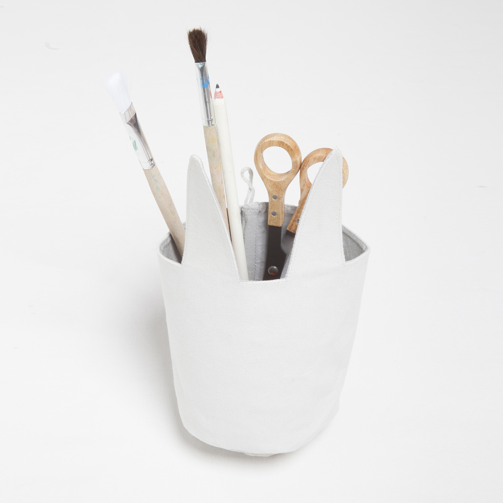 deskstorage-bunny-grey-1 Stoffkorb weiß, Hasenohren-Design, gefüllt mit zwei Pinseln, Schere, Stift, Holz-Henkel.