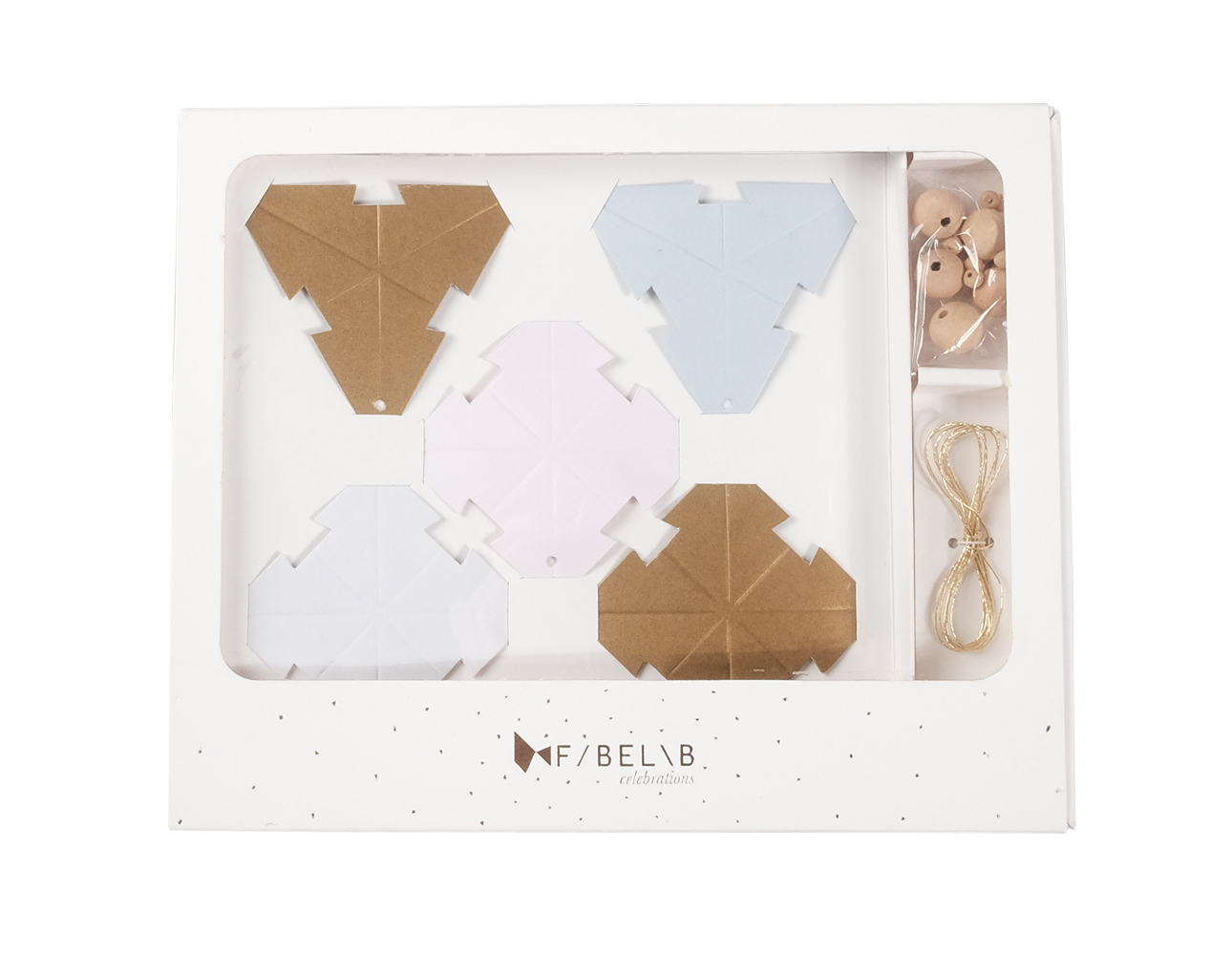 diy-paper-star-ornaments-packagine Bastelset, farbige Papierformen in Braun, Blau, Weiß, Rosa, beigefarbene Holzkugeln, goldene Schnur, rechteckige Verpackung mit Sichtfenster.