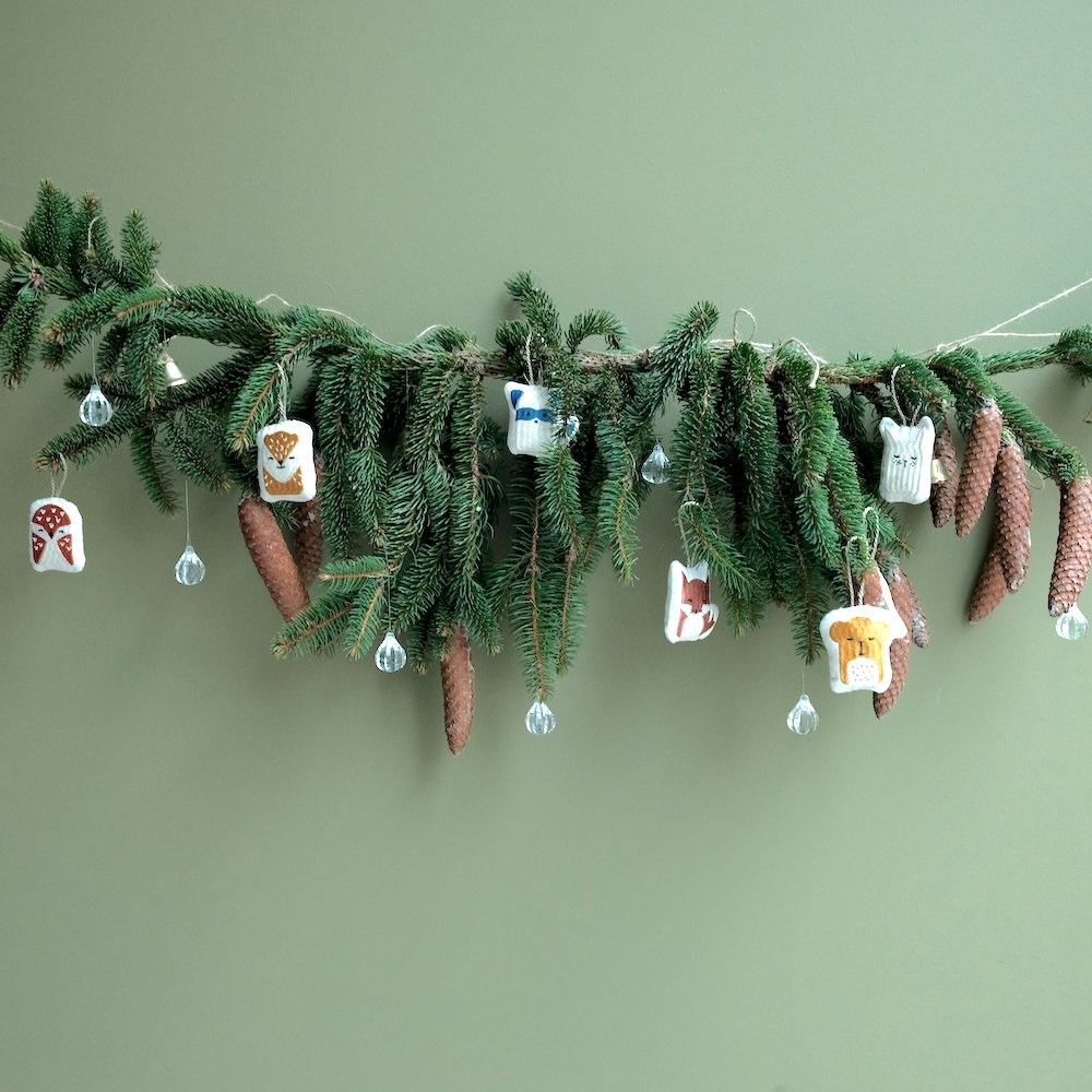 FBL20Ornaments20Hanging2DWoodland20Animals201 Tannenzweig, Glasornamente, Pilz- und Tieraufdrucke, grüne Nadeln, braune Zapfen, transparenter Schmuck.