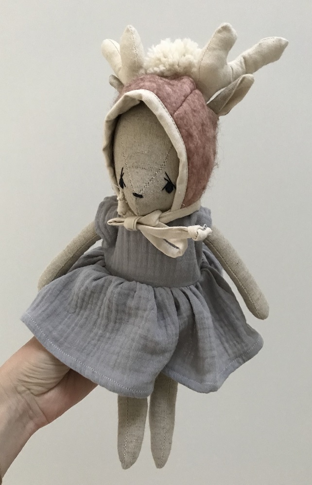 IMG_0628-002 Stofftier, beige, Hirschmütze mit Geweih, graues Kleid, handgehalten.