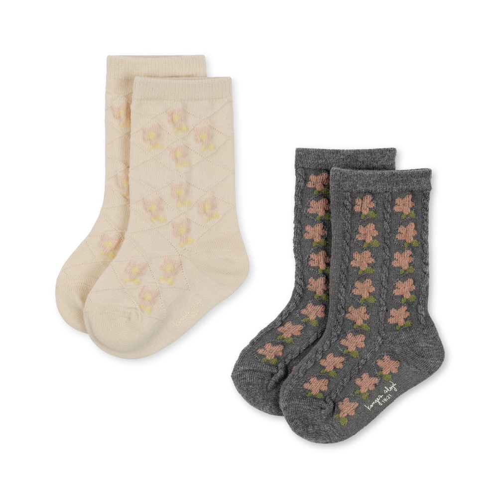 KS5075-2-PACK-POINTELLE-SOCKS-FLOWER-Extra-0 Zwei Paar Kindersocken, ein Paar cremefarben mit zartem Blumenmuster, ein Paar dunkelgrau mit rosafarbenem Blumenmotiv, weiches Material.