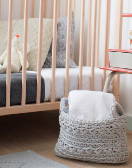 Bildschirmfoto-2017-01-19-um-17-02-56 Kinderbett aus Holz, beige Kissen, graue Decke, Kuscheltier Bär im Bett, hellgrauer Aufbewahrungskorb aus grobem Strick, weiße Textilien im Korb, Holzboden.