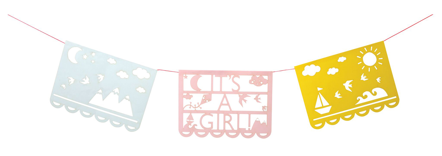 16-0167c Girlande, drei Wimpel, blaues Wimpel-Motiv mit Bergen und Mond, rosa Wimpel mit "It's a Girl"-Schriftzug, gelbes Wimpel-Motiv mit Sonne, Wolken und Boot.