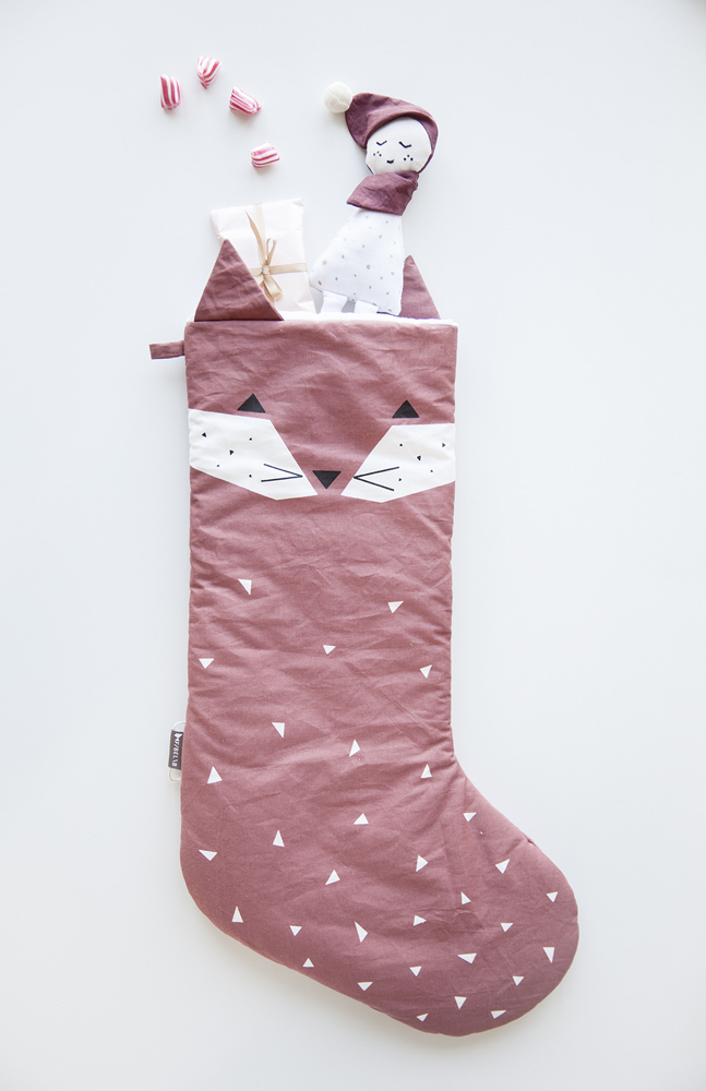 IMG_0859 Weihnachtsstrumpf, rosa, Fuchs-Design, weiße Dreiecksmuster, gefüllt mit Plüschfigur in Schlafmütze, Geschenk, pink-weiß gestreifte Süßigkeiten.