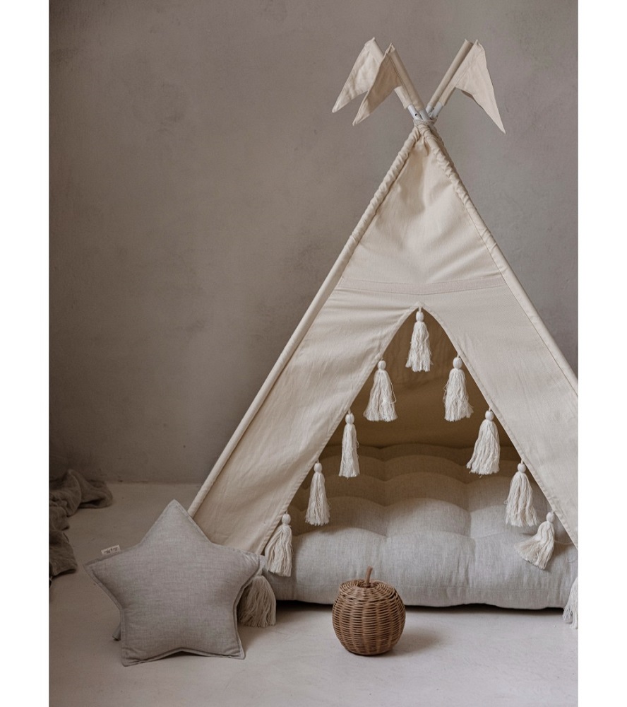 lniany-materac-z-chwostami-naturalny-bez-7 Kinder-Tipi, beige, Troddeln, gestreiftes Kissen, graues Sternkissen, geflochtener Korb, Baumwollstoff.