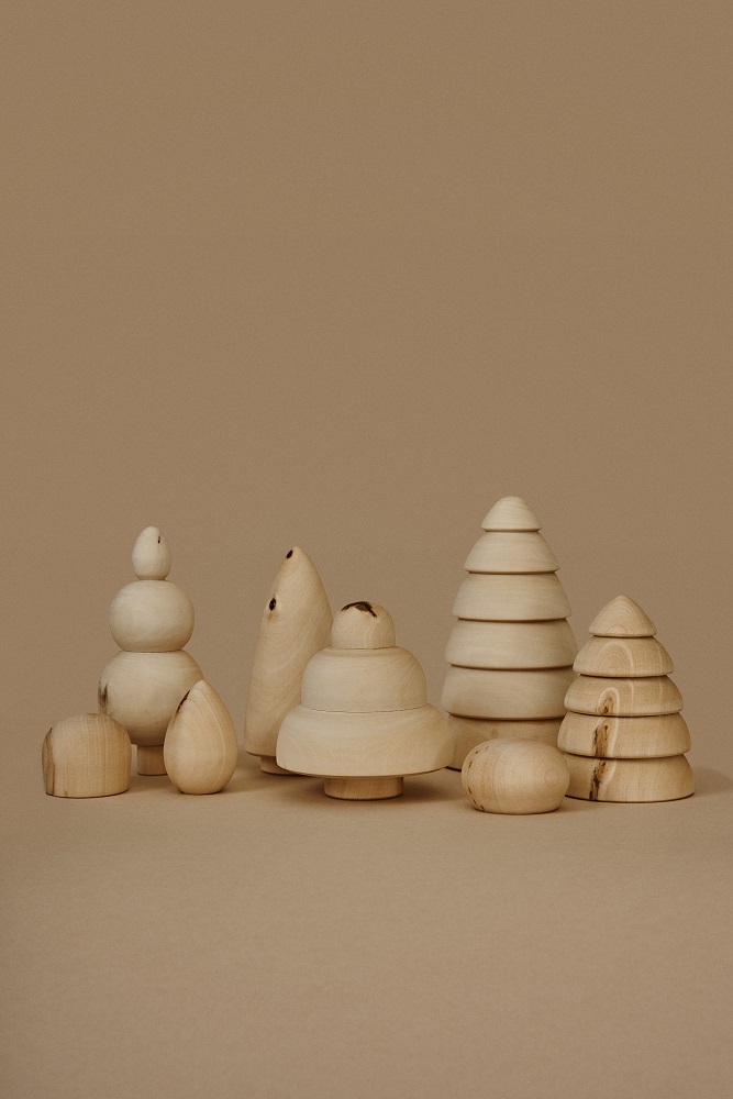 RG00251 Holzspielzeug Set, naturbelassen, verschiedene Formen: Tannenbaum, Kegel, Zylinder, Kugeln, überwiegend helle Holzmaserung, unterschiedliche Größen, beige Hintergrund.