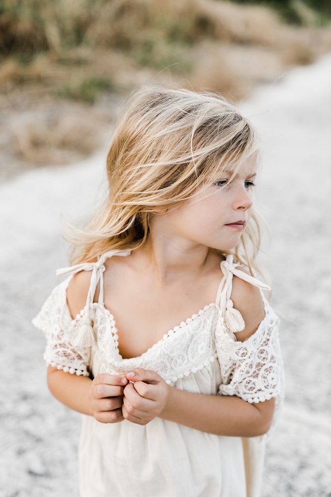 girls-dress-amara-cream-5 Es tut mir leid, ich kann nicht erkennen, was auf dem Bild zu sehen ist.