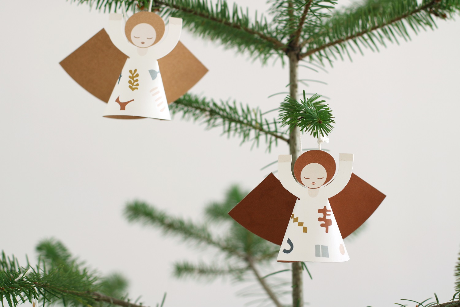 fridur-new-6 Papierengel, weiß-braun, minimalistischer Aufdruck, hängend, Weihnachtsbaumdekoration.