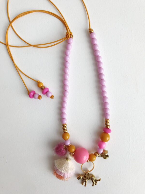 IMG-20190309-WA00231-600x800 Kette, rosa und gelbe Perlen, goldfarbene Akzente, goldener Tieranhänger, rosa runder Anhänger, bunte Quasten, gelbes Band.