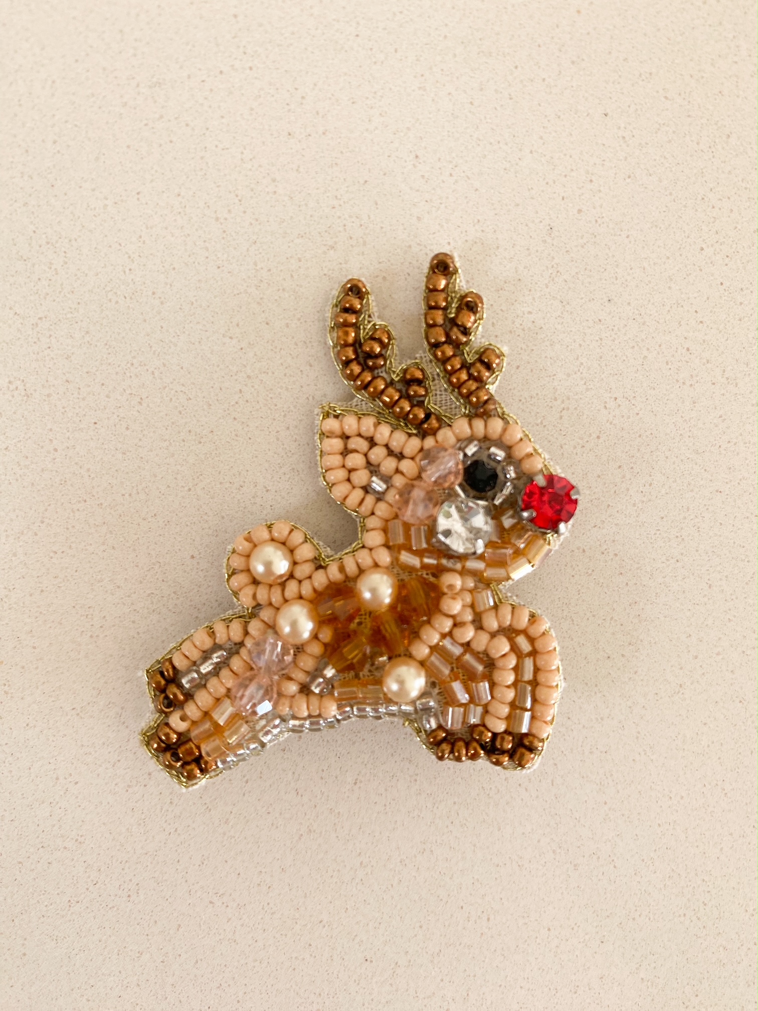 Anstecker aus Perlen Rentier